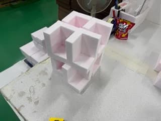 裁断・加工されるポリエチレンフォーム